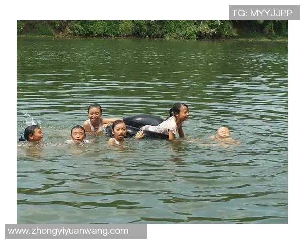 足球明星与小朋友亲密互动击掌瞬间展现温暖与快乐的童真时光